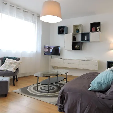 Rue Louis Blanc Apartment *